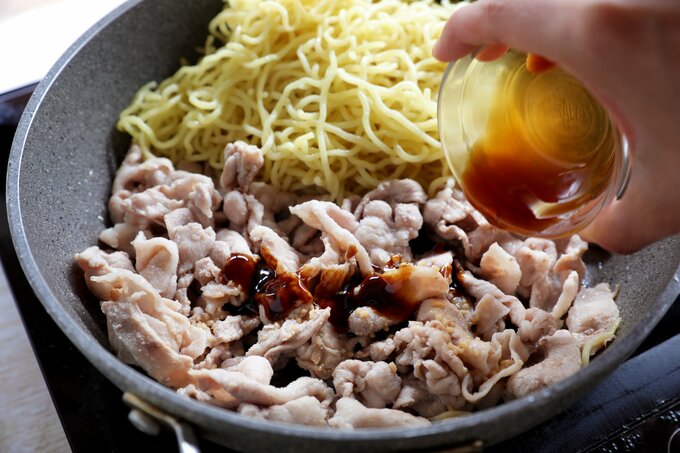 豚肉を投入する