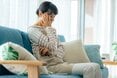 更年期で「心がゆらぎやすい理由」3つと対処法。女性ホルモン以外にも原因があるケースも：産婦人科医が解説
