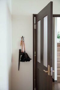 洗濯機の側面にマグネットホルダーでスリッパと掃除グッズを