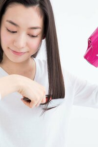 サイドと前髪をブローする