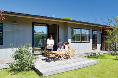 住宅実例：広い庭と三角屋根の平屋で、故郷に戻ってのびのび子育て
