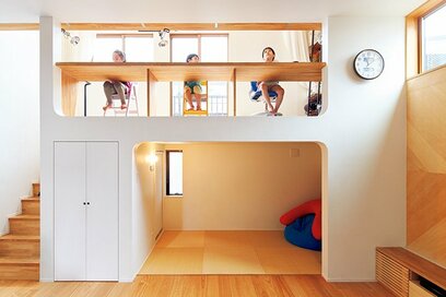 食堂みたいなキッチン、アスレチックコーナー、テントが張れるテラス…親子で大満足の戸建て実例