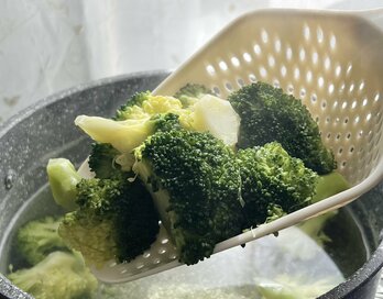 スリコの「一気にすくえるザルスプーン」。使い心地をブロッコリーと麺で試してみた！