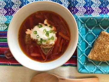 栄養満点のビーツがポイント！寒い季節におうちボルシチ