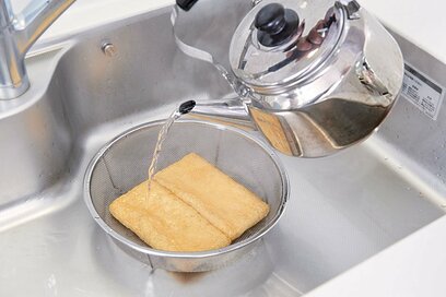 差が出る油揚げの油抜きワザ！ゆでる、熱湯をかける、紙で吸う…ベストは？