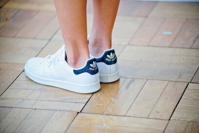 大人のスニーカー履きこなし術。合わせるソックスの正解は？