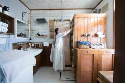 ブリキのボウル、試験管立て、漏斗…。意外なもので洗面所を快適にする収納ワザ