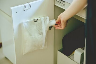 50代ひとり暮らし、ラクに片づく「キッチン収納」。調理器具は最小限に見直し