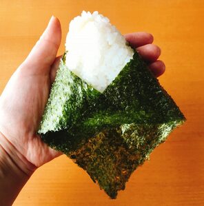 焼きのりをおひなさまのように巻く。同様にもう1個つくる。