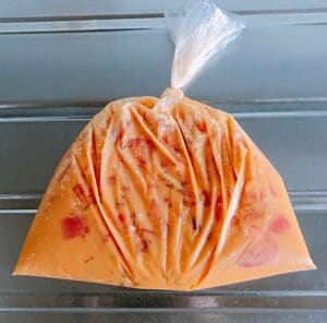 袋を平らにおいて空気を抜き、口をしっかり絞る