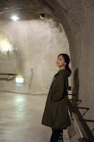 トンネルにいる女性