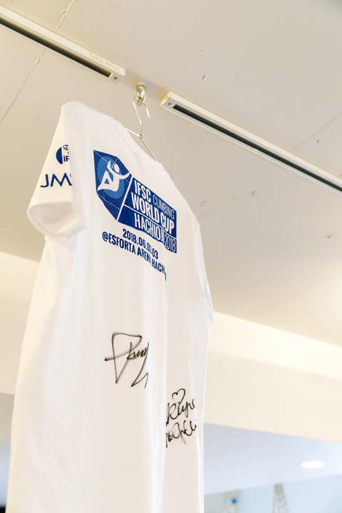 ボルダリング選手のサイン入りユニフォーム