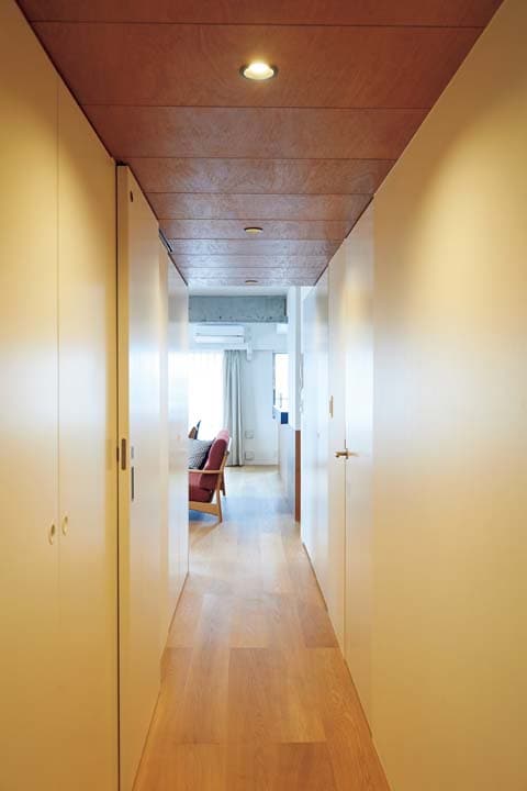 天井を板張りで仕上げた廊下