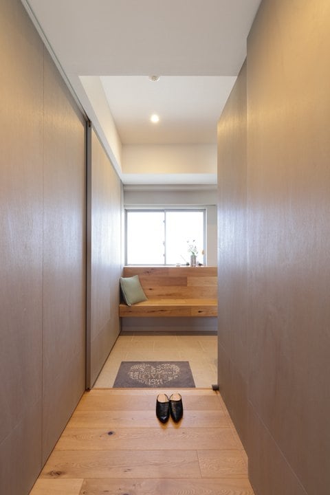 扉を閉めて目隠しできる左右の収納スペース