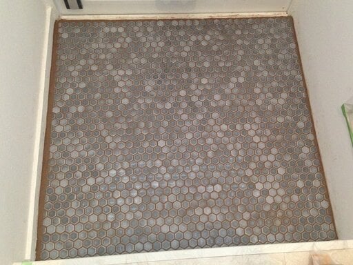 モザイクタイルを貼った土間