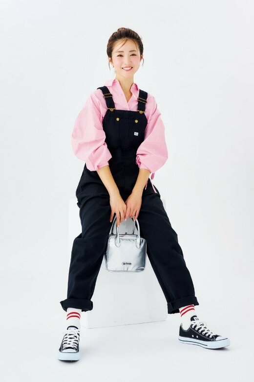 カバンを持って座っている女性