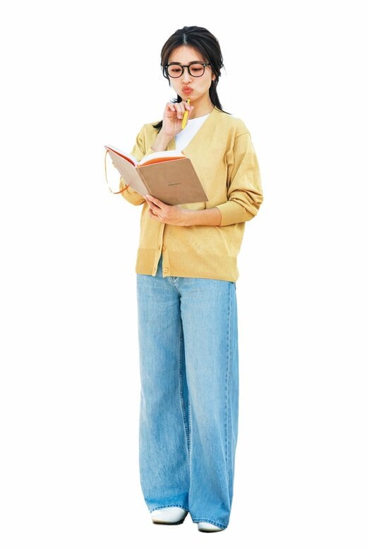 ノートを見ながら悩む女性