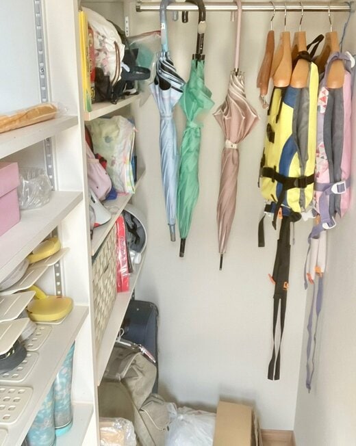 ハンガーパイプの下に置いた不用品