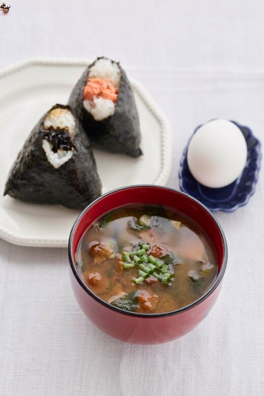 みそ汁とゆで卵、おむすび