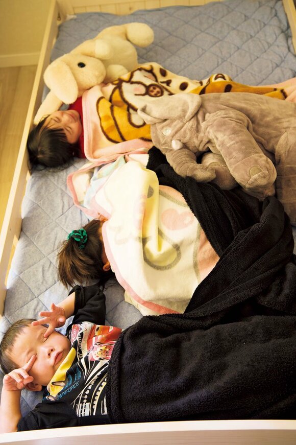 家族で寝ている写真