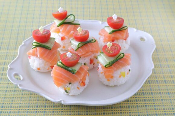 彩り野菜の混ぜ込み寿司のノルウェーサーモンのっけ
