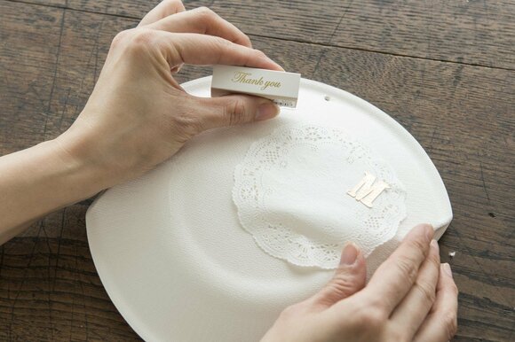 必要なのは紙皿とリボンだけ! 紙皿ラッピングで市販のお菓子をワンランクアップ
