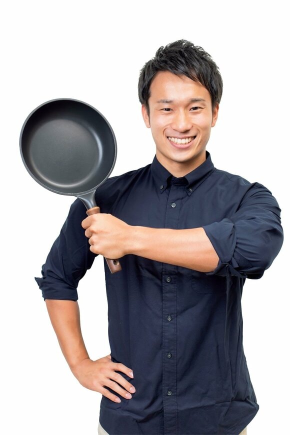 フライパンを持つ男性