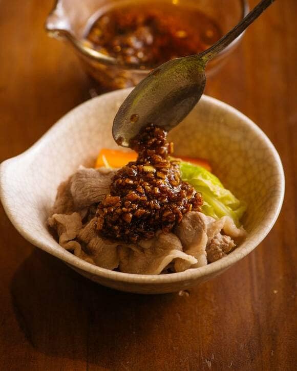 お鍋にタレをかける様子