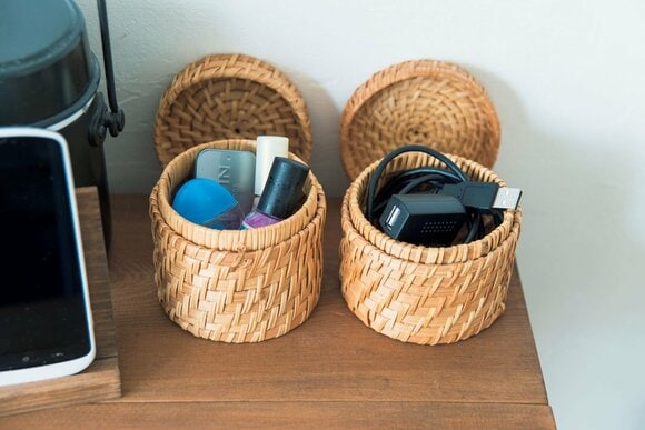 スマートフォンの充電やマニキュアもソファ横に