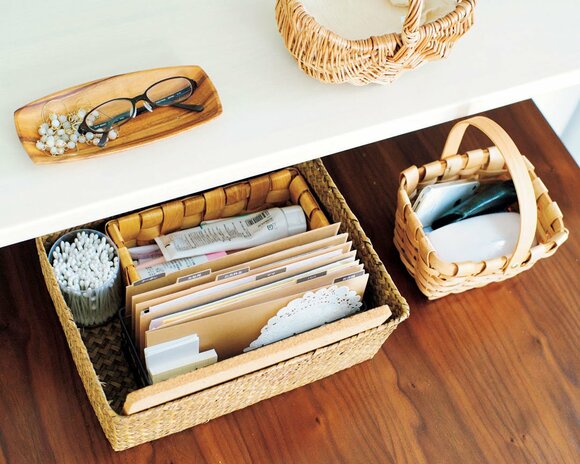 キッチンカウンターとダイニングテーブルのすき間に100円カゴを多用