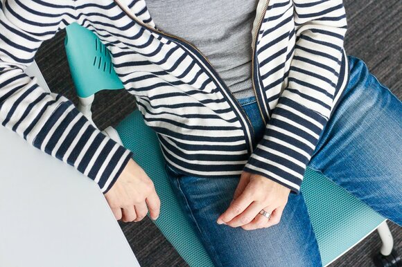 イスに深く腰かける