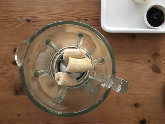 バナナを適当な大きさに折り、ミキサーに入れる