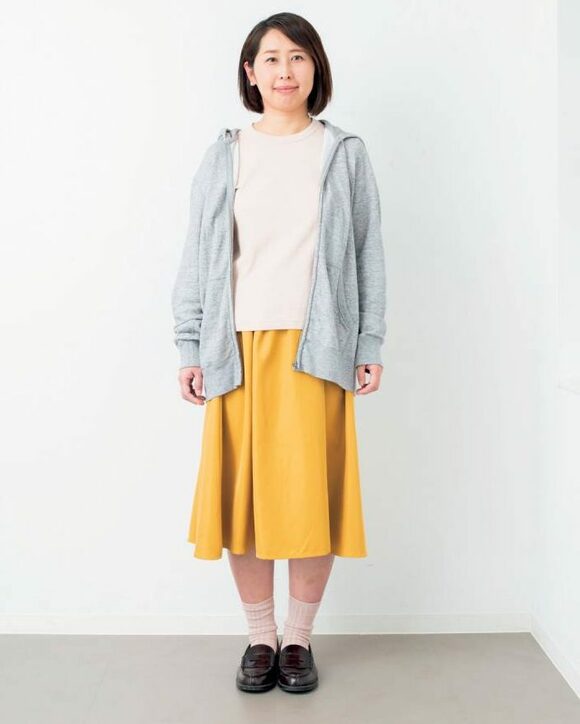 黄色スカートにパーカ