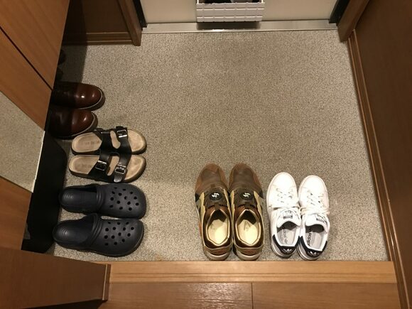 パッと出やすいつっかけサンダルより、スニーカーを履けばよかった