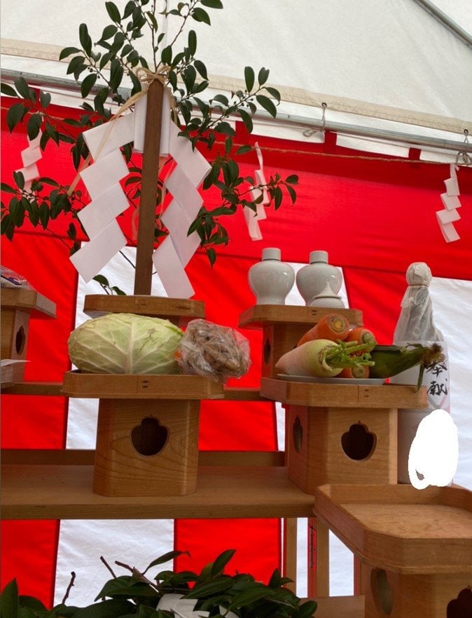 祭壇に用意した野菜や山の幸