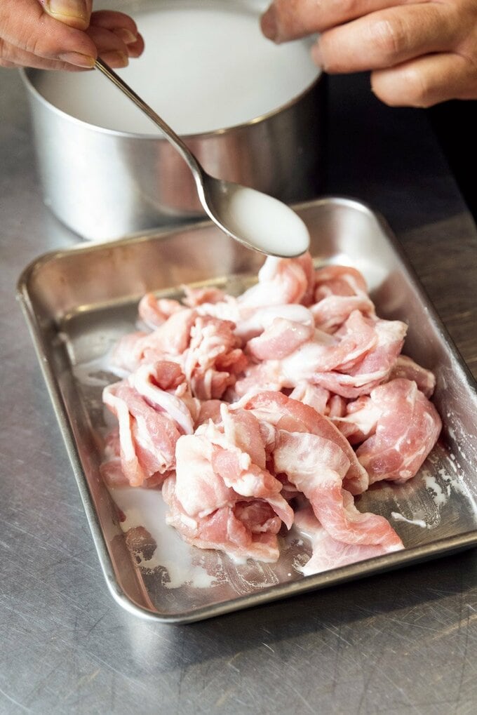 豚肉に水溶き片栗粉をかける