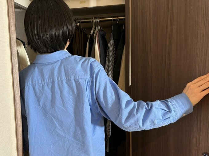 クローゼットを覗くよしいさん