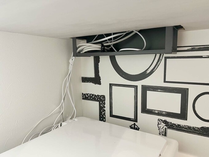 カウンター下のケーブルトレイ