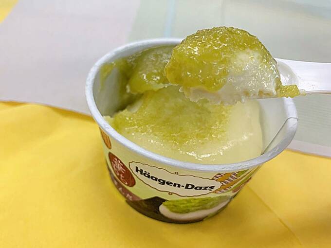 華もち『ずんだ』をスプーンですくう様子