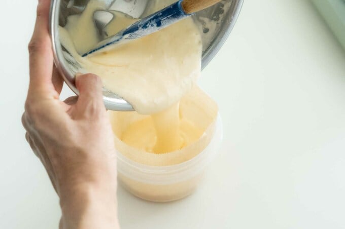 生地の流し入れ