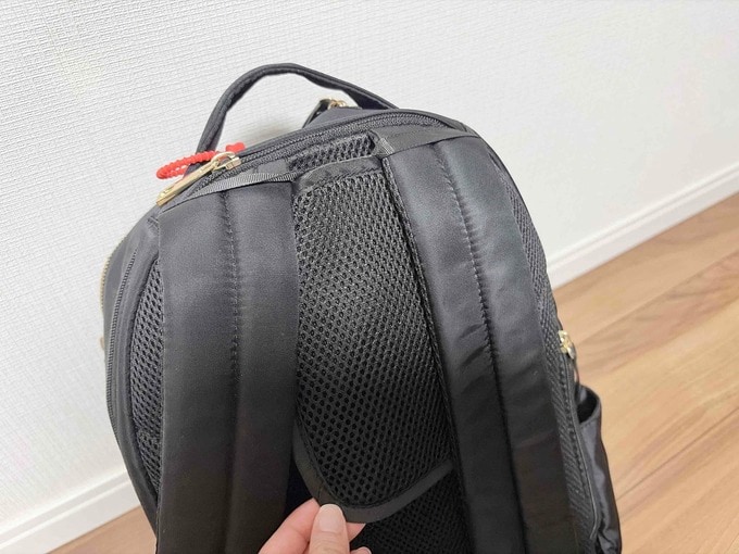 リュックサックに保冷剤ポーチを取りつけた図
