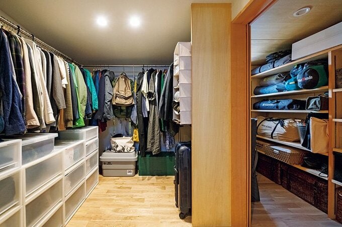 大容量のウォークインクローゼットと納戸