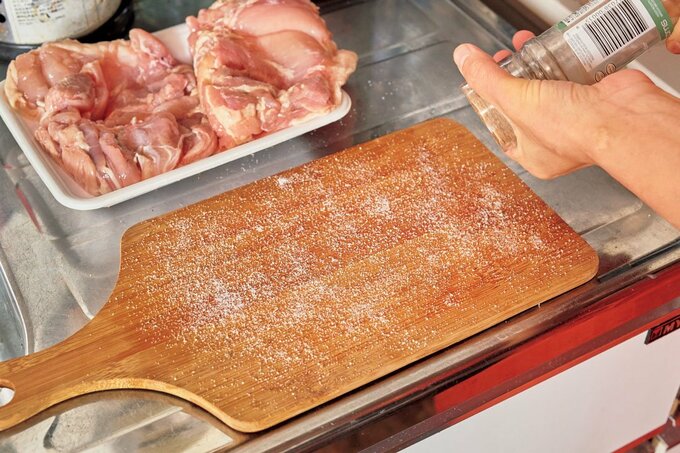 まな板に塩をふる様子