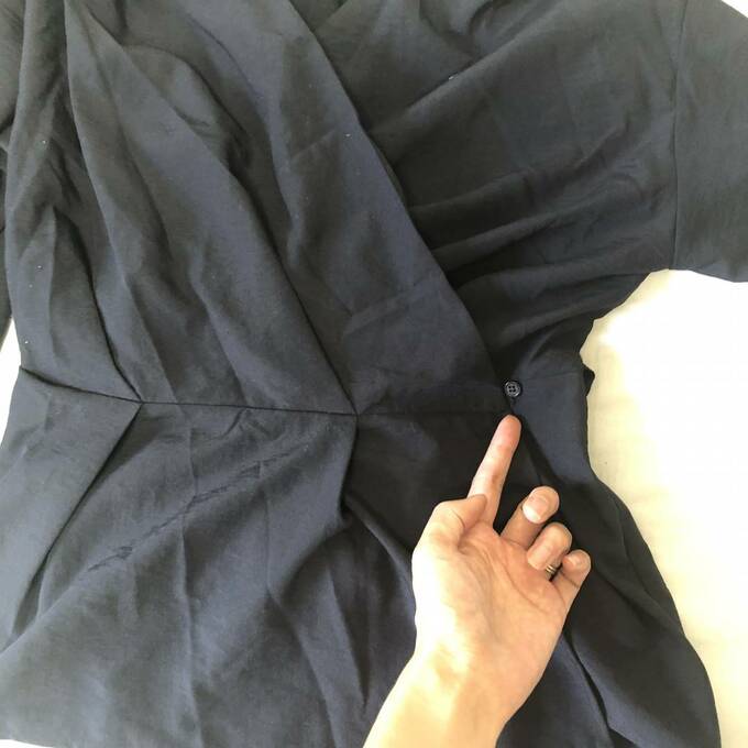 ウエストには取り外し可能な細めのリボンベルト