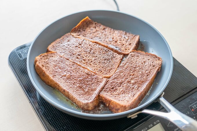 ココアフレンチトーストを焼いているところ