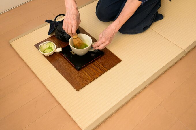 畳マットを敷いてお茶を点てる