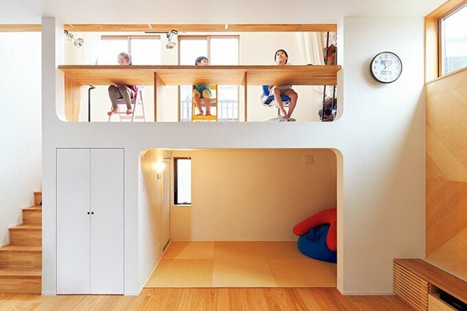 畳敷きの寝室と、その上部にスタディスペースを配置