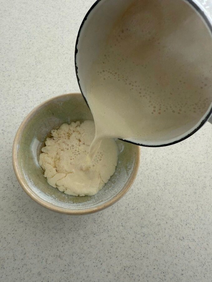 豆乳を注ぎ入れている