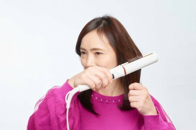 上の髪も同じように中間からゆっくりアイロンを滑らせて内巻きに