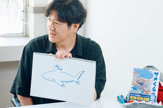 田中さんが2位のサメを見せる